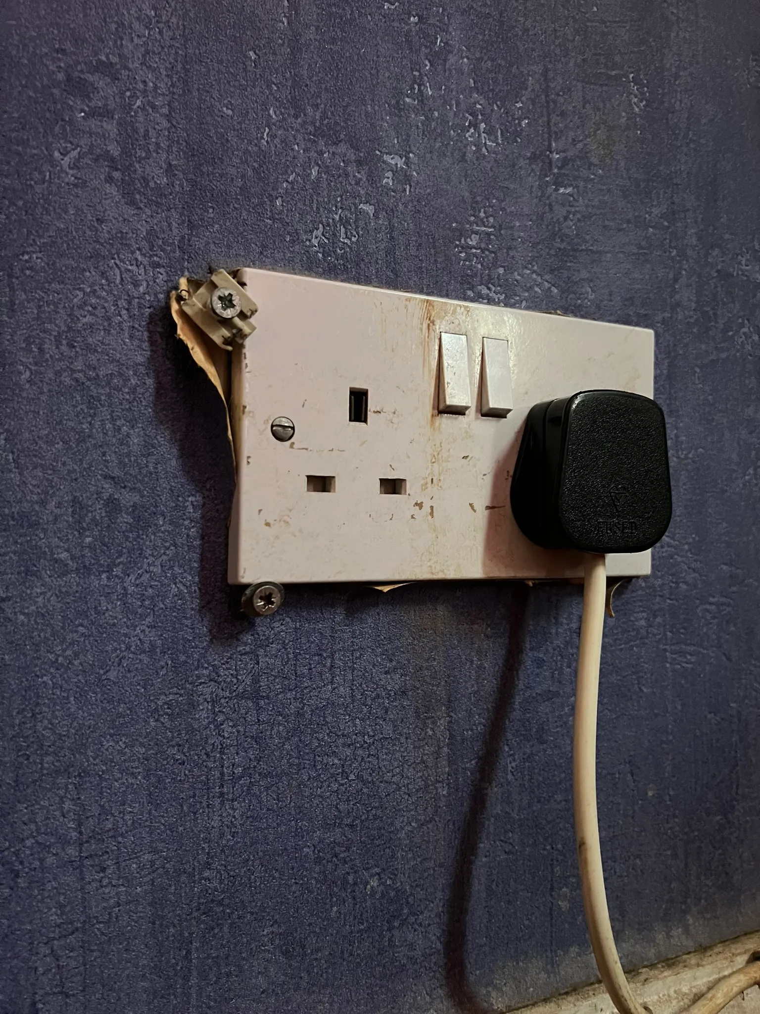 Double socket held at its edges by external screws and a small clip